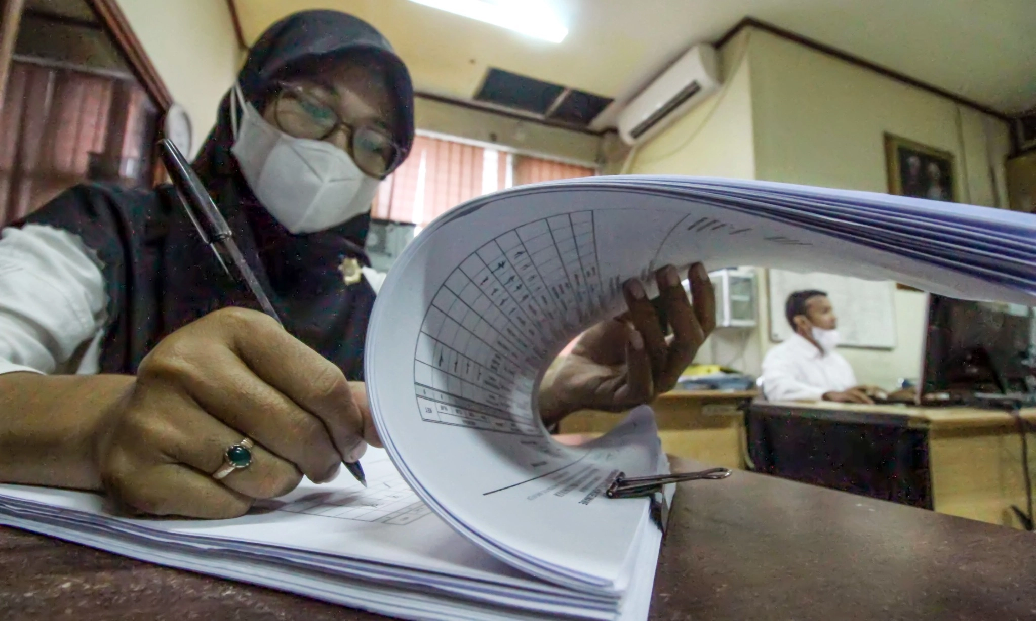 <p>Kemenpan Ingatkan Pemda Selesaikan Tenaga Honorer</p>