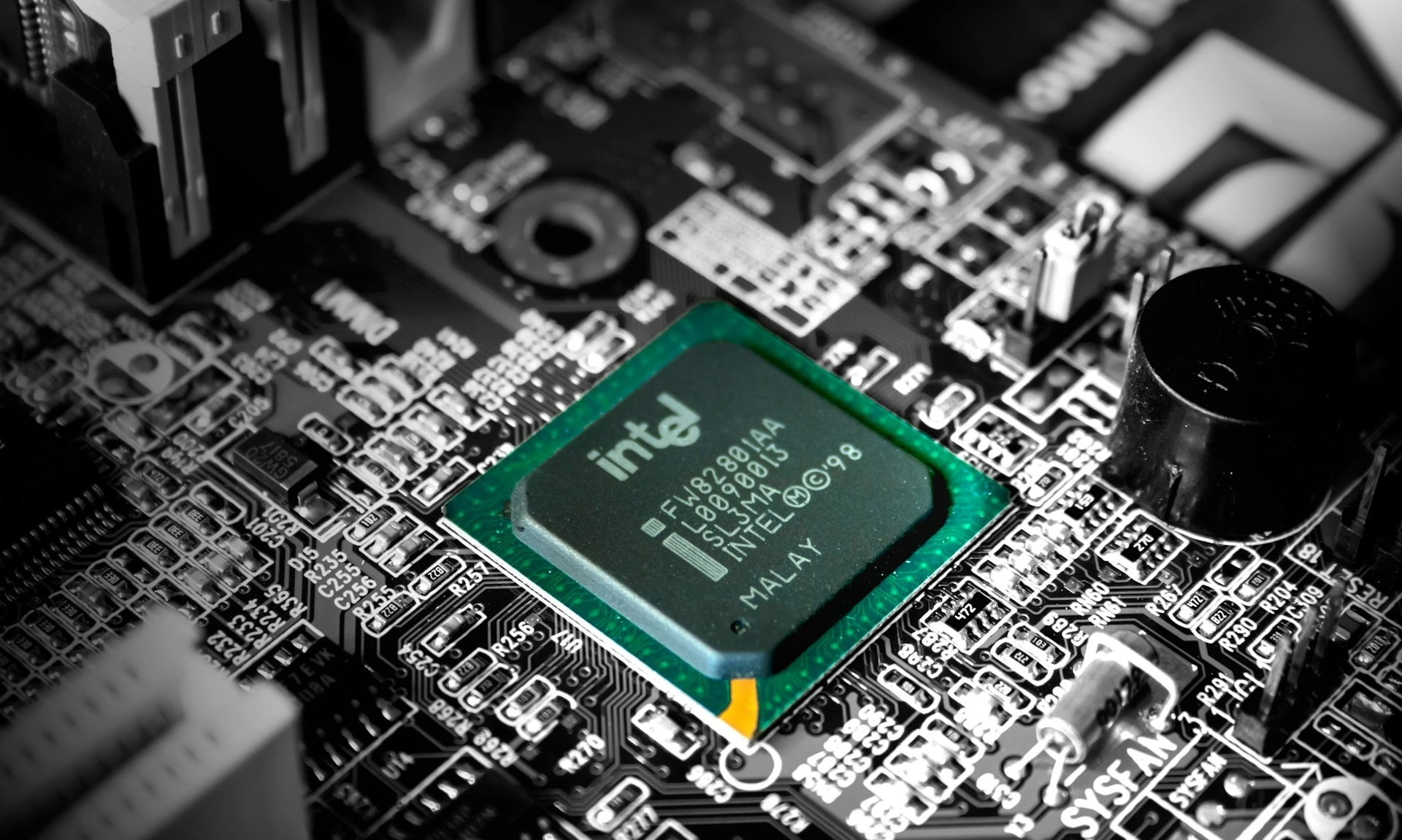 <p>Dorong Industri Semikonduktor, Polytron Dan ICDEC Latih Mahasiswa Desain Chip</p>