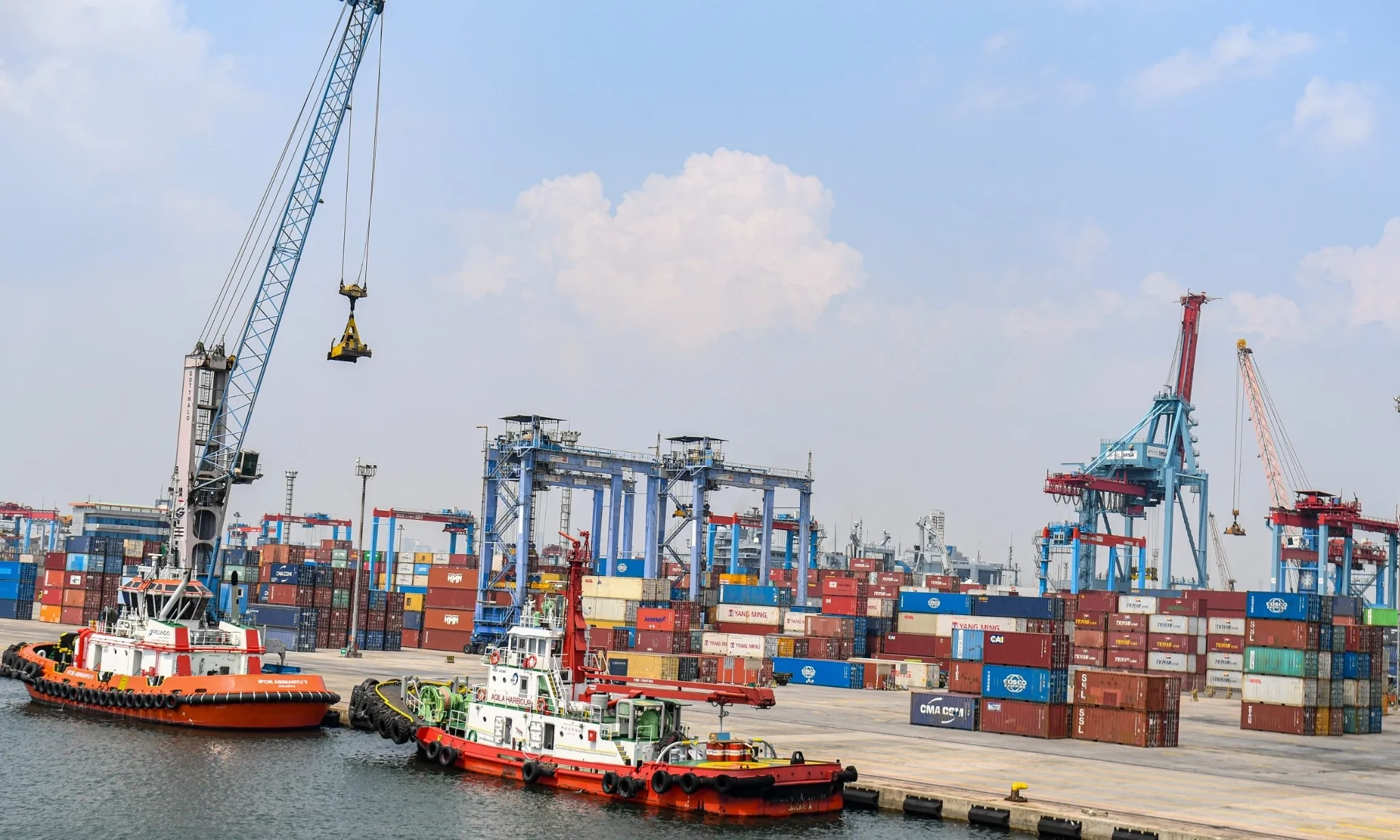 <p id="isPasted">Desember 2024, Surplus Neraca Perdagangan Indonesia Kian Susut</p>