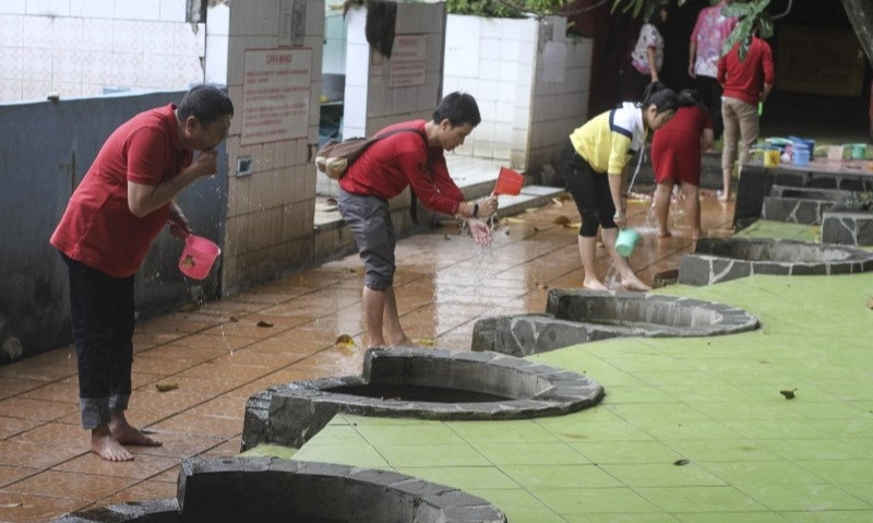 <p>Tradisi Mandi Tujuh Sumur Di Vihara Gayatri Depok</p>