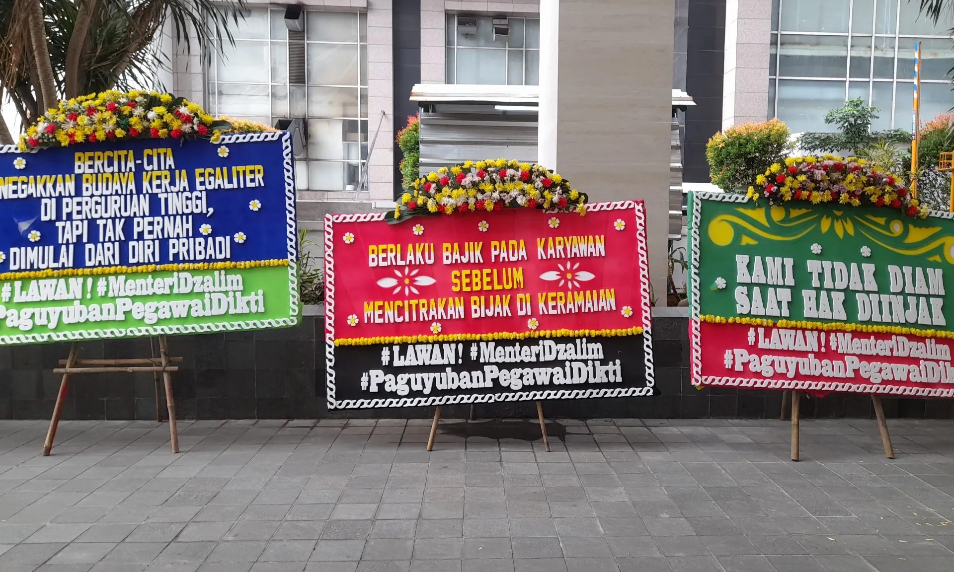 <p>Ratusan Pegawai Gelar Aksi, Kemendiktisaintek Buka Suara</p>
