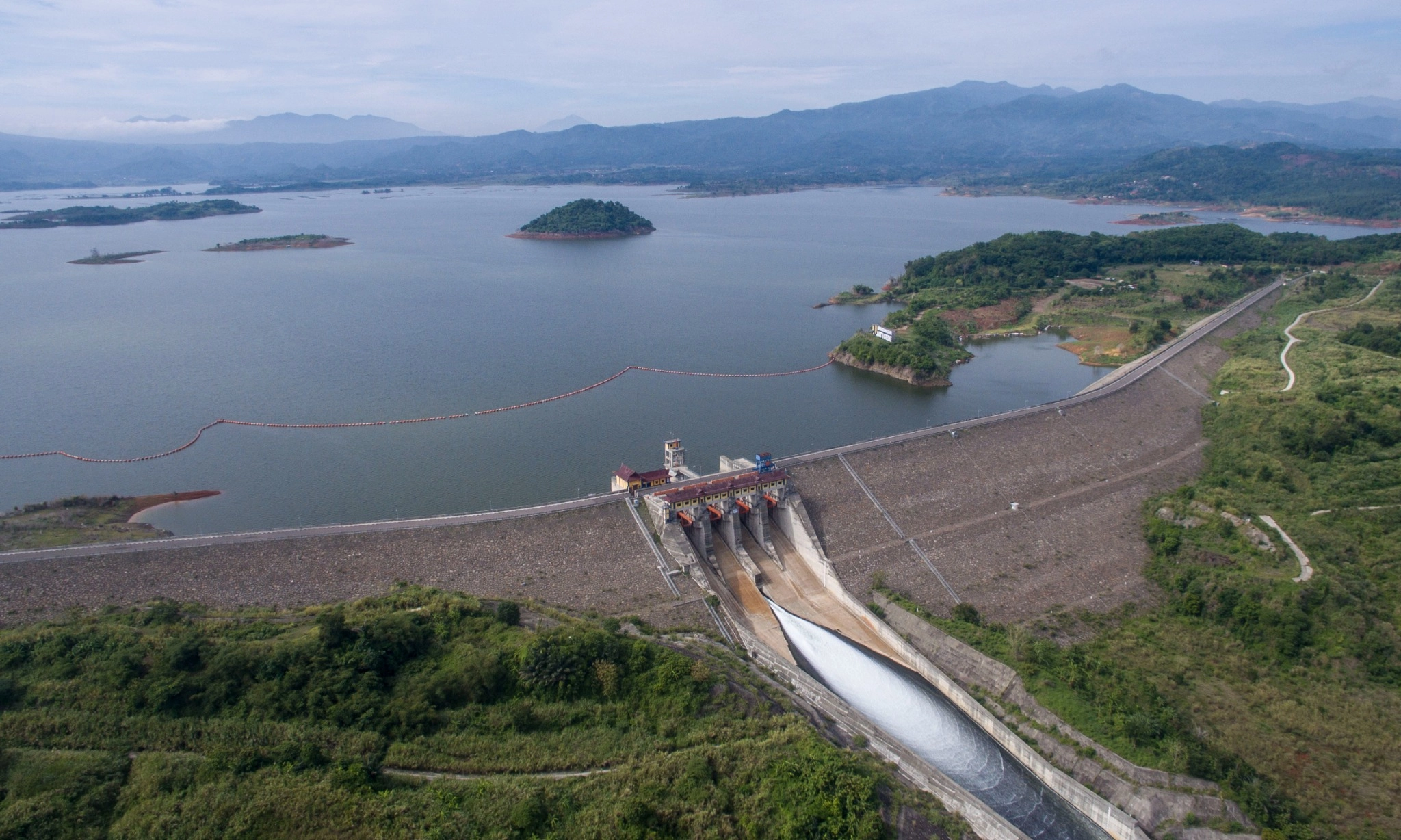 <p>Sebanyak 26 Pembangkit Listrik Diresmikan, 89% Berbasis EBT</p>