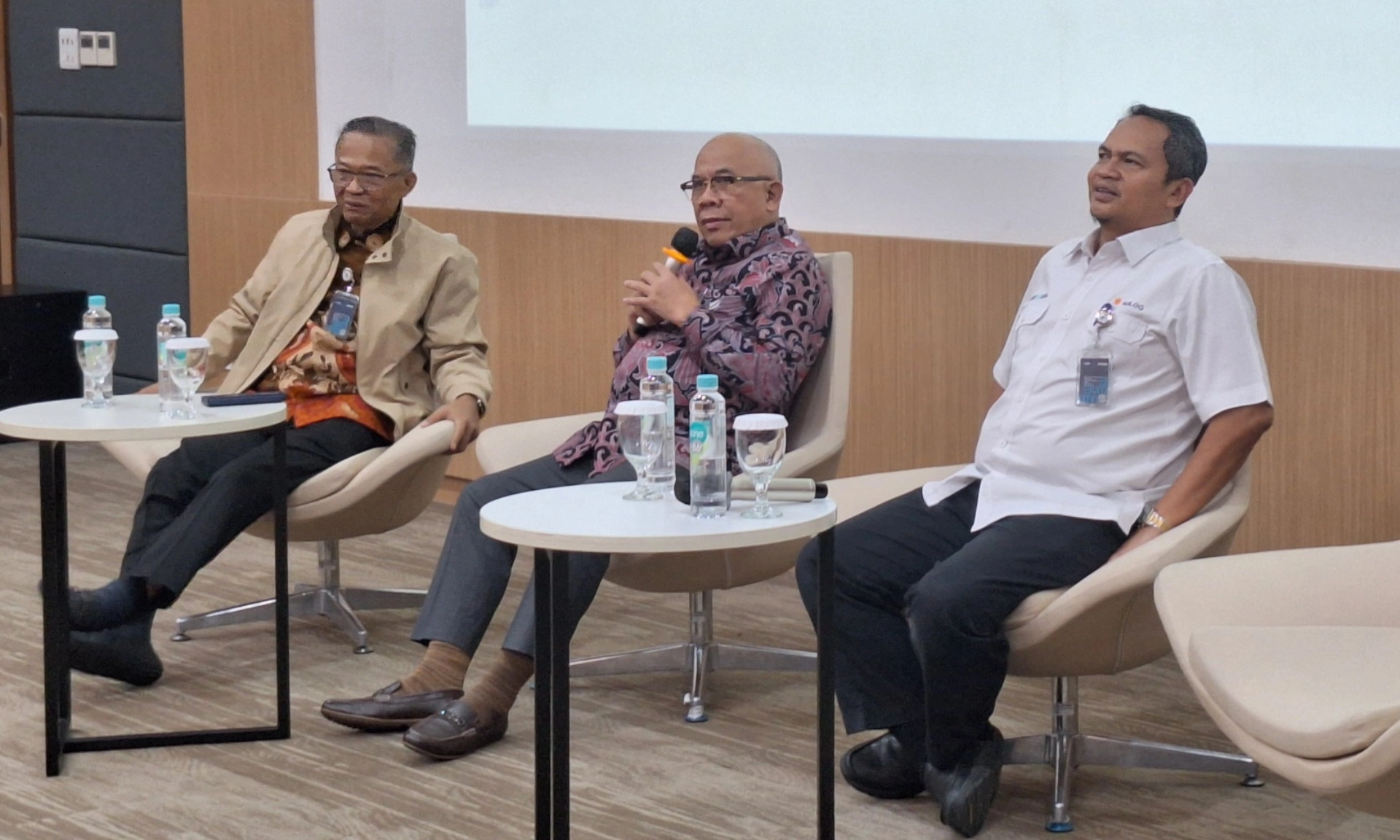 <p>Sambut Panen Raya, Bulog Bakal Pinjam Gudang TNI, ID FOOD, Dan Kemendag</p>