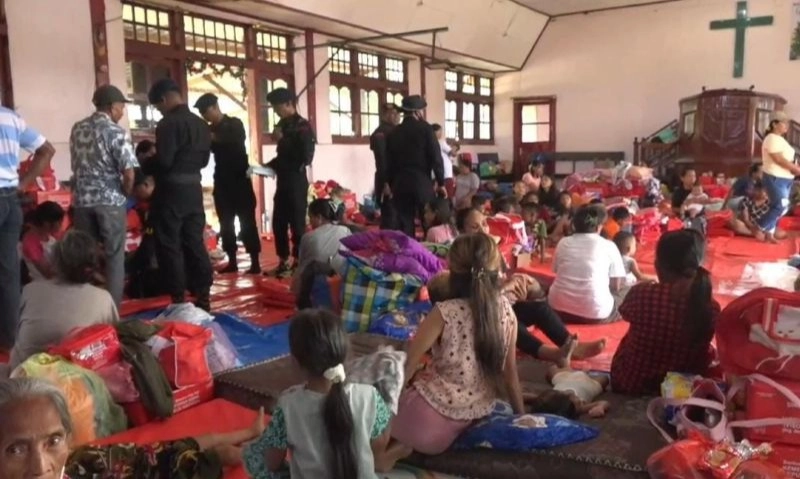 <p>Pengungsi Erupsi Gunung Ibu Mencapai 1.214 Jiwa</p>