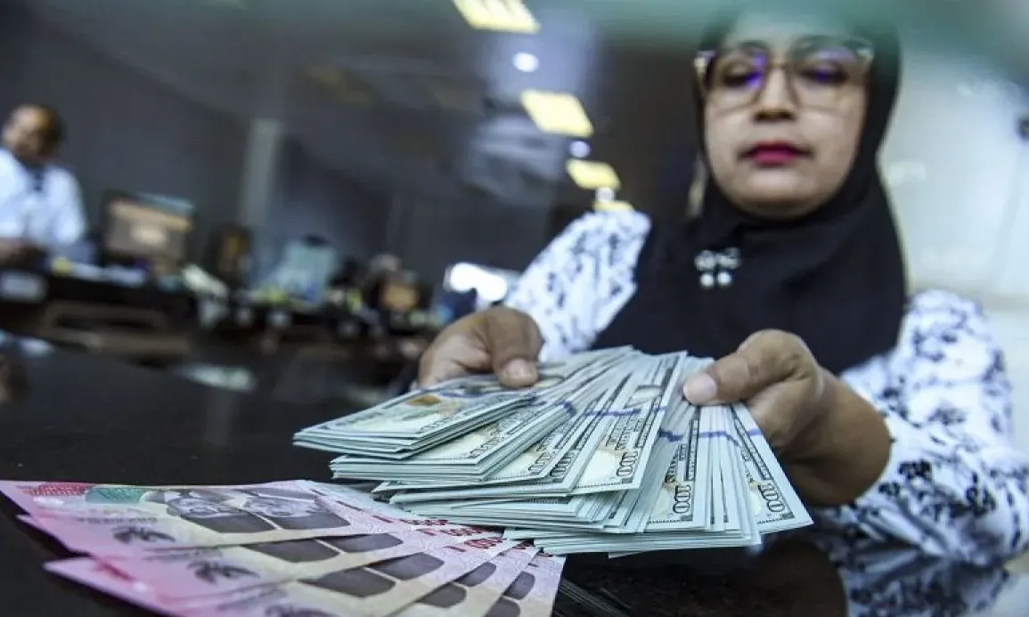 <p id="isPasted">Makin Terpuruk, UOB Prediksi Rupiah Capai Rp16.800/Dolar AS Di Kuartal III/2025</p>