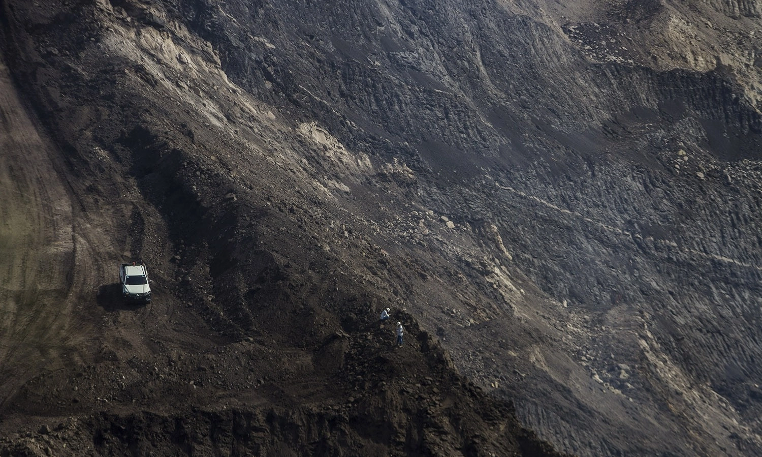 <p id="isPasted"><em>Dear&nbsp;</em>Legislator, Jangan Beri Area Tambang <em>Greenfield</em> Untuk Perguruan Tinggi</p>