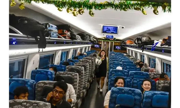 <p>Whoosh Pecahkan Rekor, 24.350 Penumpang Dalam Sehari</p>