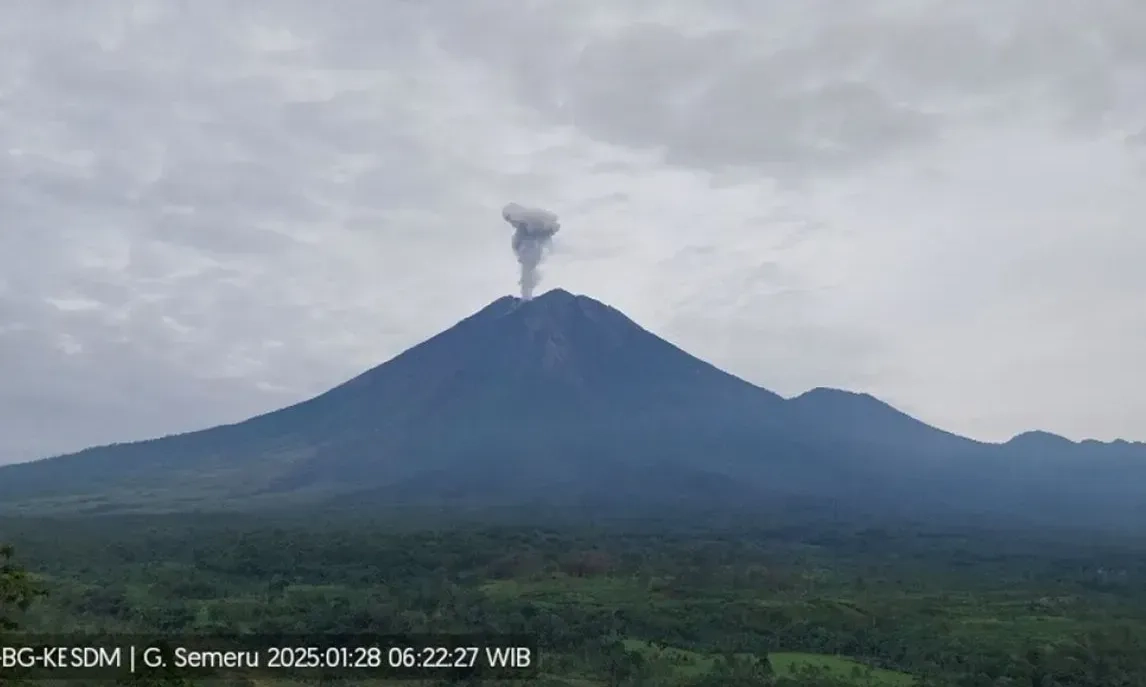 <p id="isPasted">Gunung Semeru Terus Erupsi Dengan Letusan Hingga 1 Km</p>