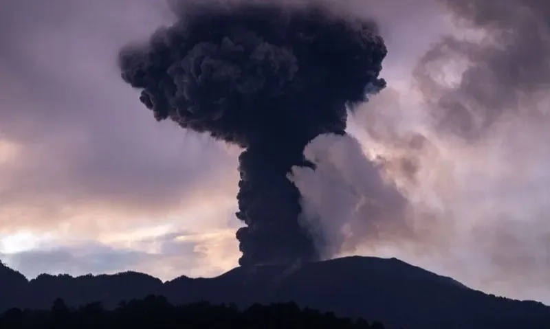 <p>Pendakian Gunung Marapi Ditutup Permanen</p>