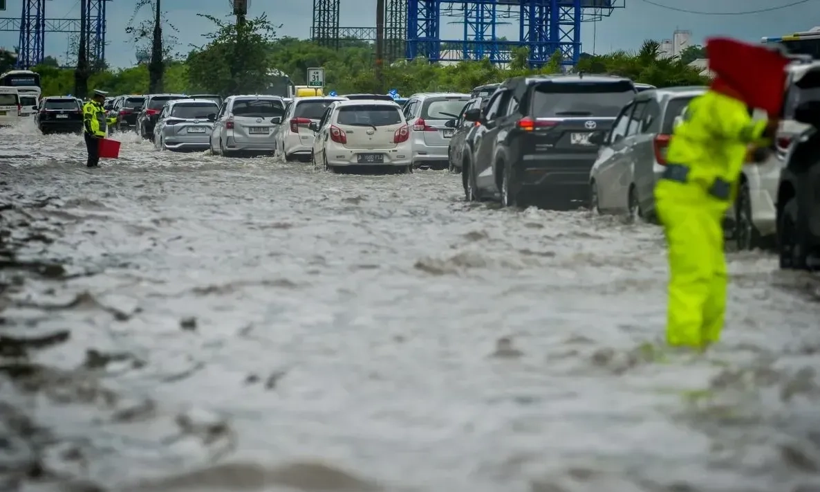 <p>Hindari Banjir, Jasa Marga Imbau Ke Bandara Soetta Lewat Tol JORR 2</p>