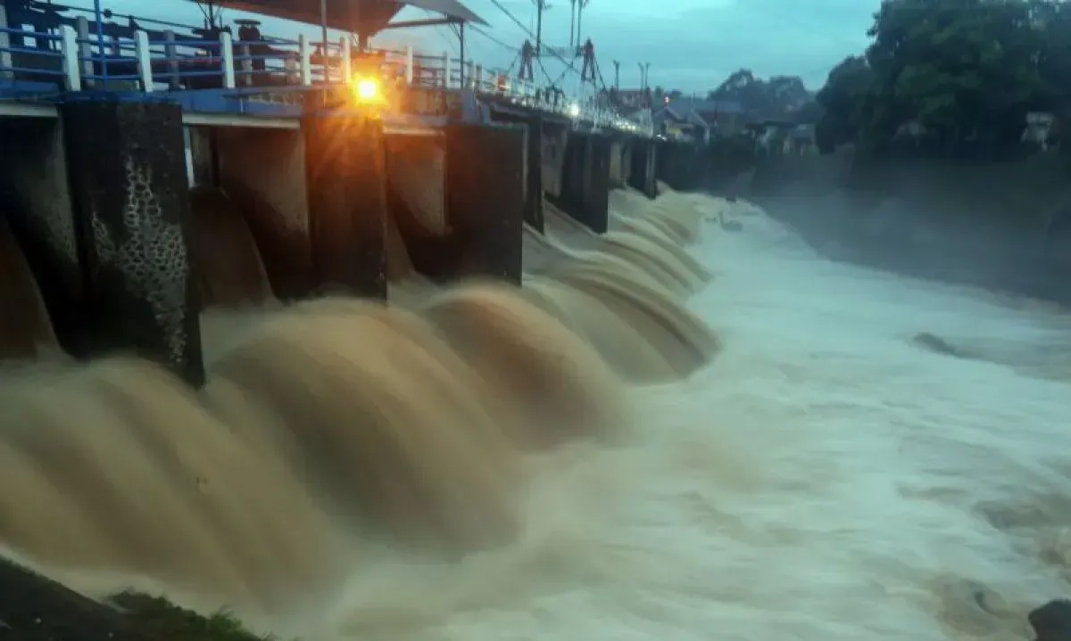 <p>Air Kiriman Dari Bogor Tiba, Tujuh Lokasi Di Jaktim Terendam Banjir</p>