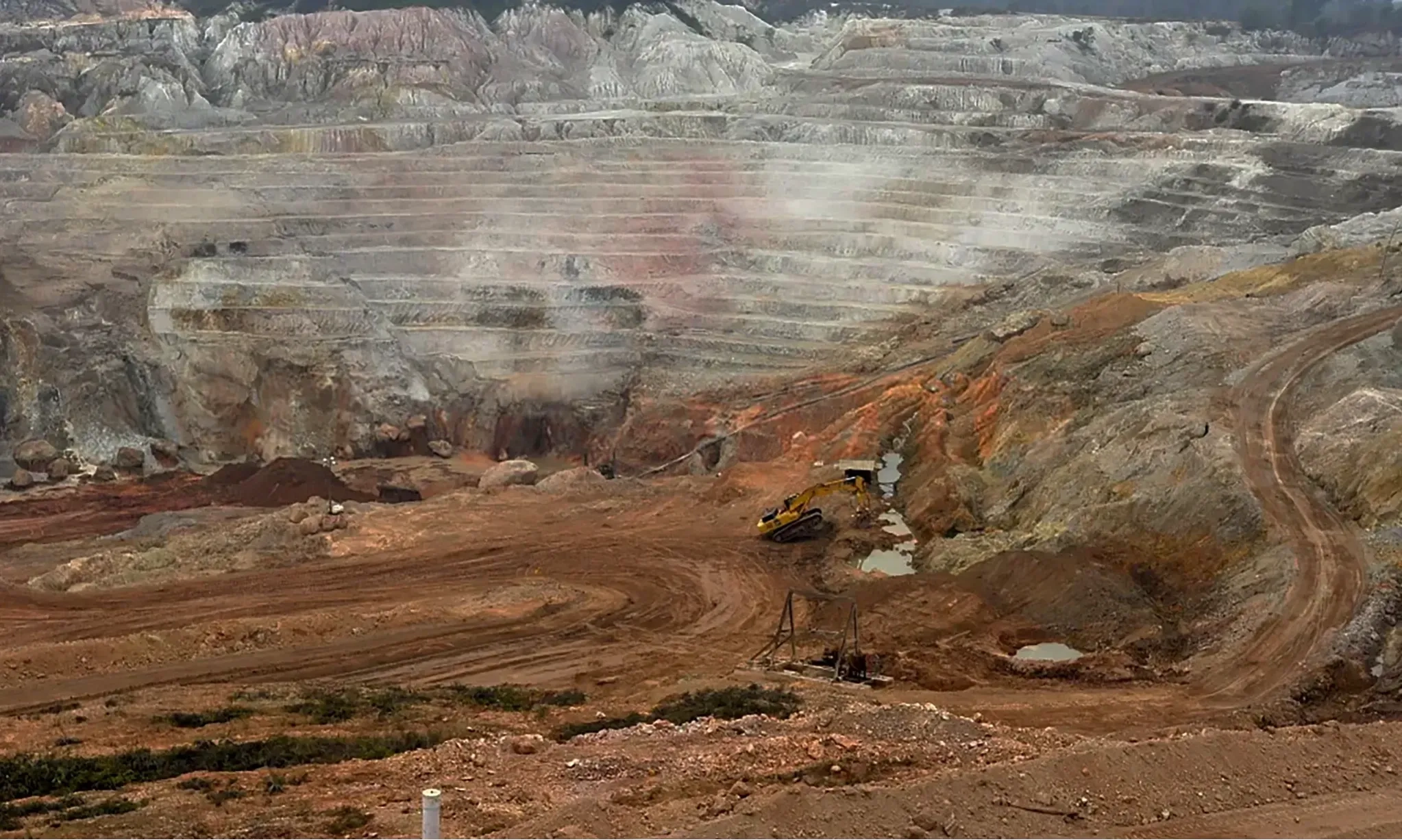 <p id="isPasted">Peneliti: Gaji TKA di Tambang Mineral 10 Kali Lipat TKI</p>