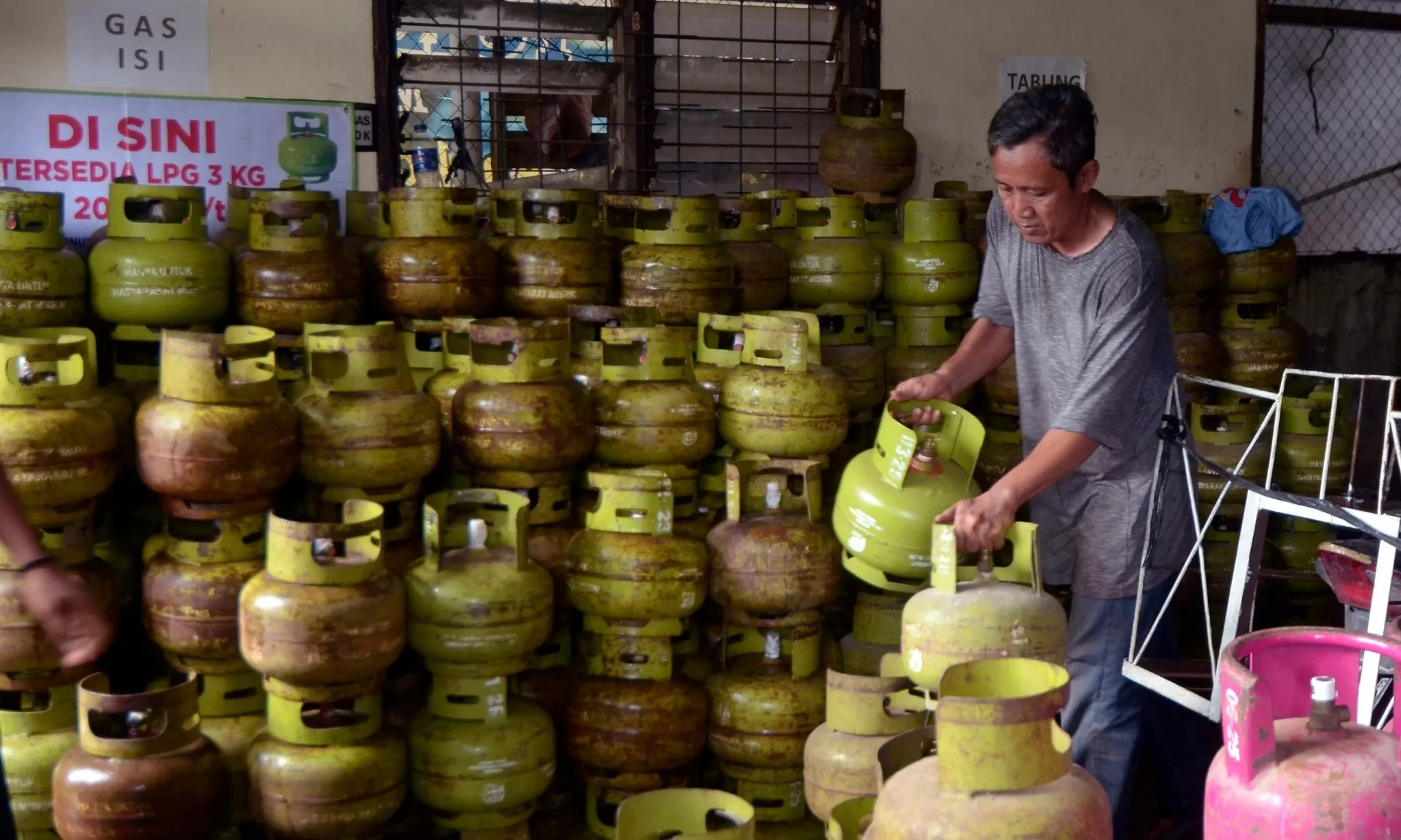 <p>Pemerintah Pertimbangkan RW Jadi Sub Pangkalan LPG 3 Kg</p>