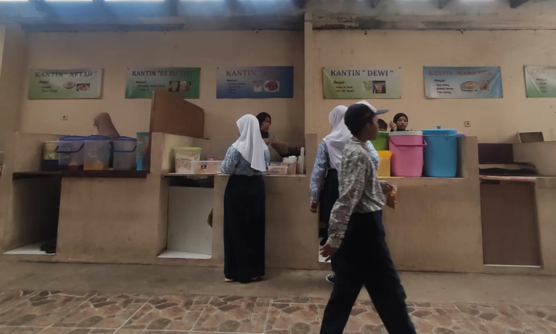 <p>Makan Bergizi Gratis Dan Kantin Sekolah Yang Miris</p>