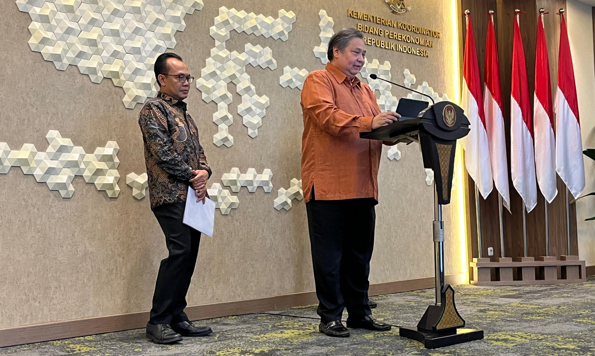 <p id="isPasted">Menko Airlangga Lempar Bola Panas THR dan Gaji ke-13 ASN Ke Menkeu</p>