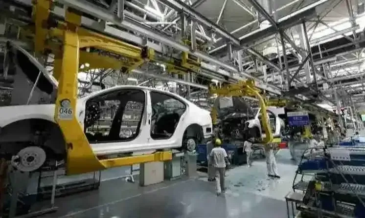 <p>Kesulitan Bahan Baku dan Kebijakan Masih Jadi Hambatan Bagi Industri</p>