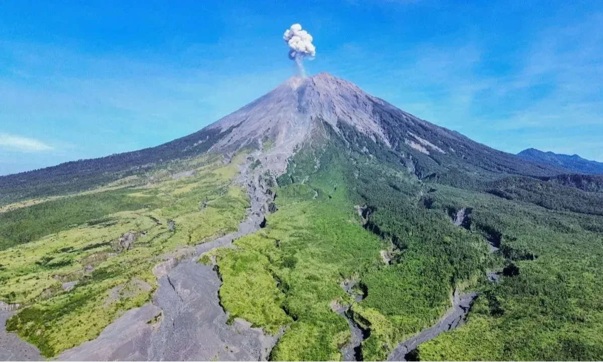 <p>Cuaca Ekstrem, Penutupan Pendakian Semeru Diperpanjang</p>