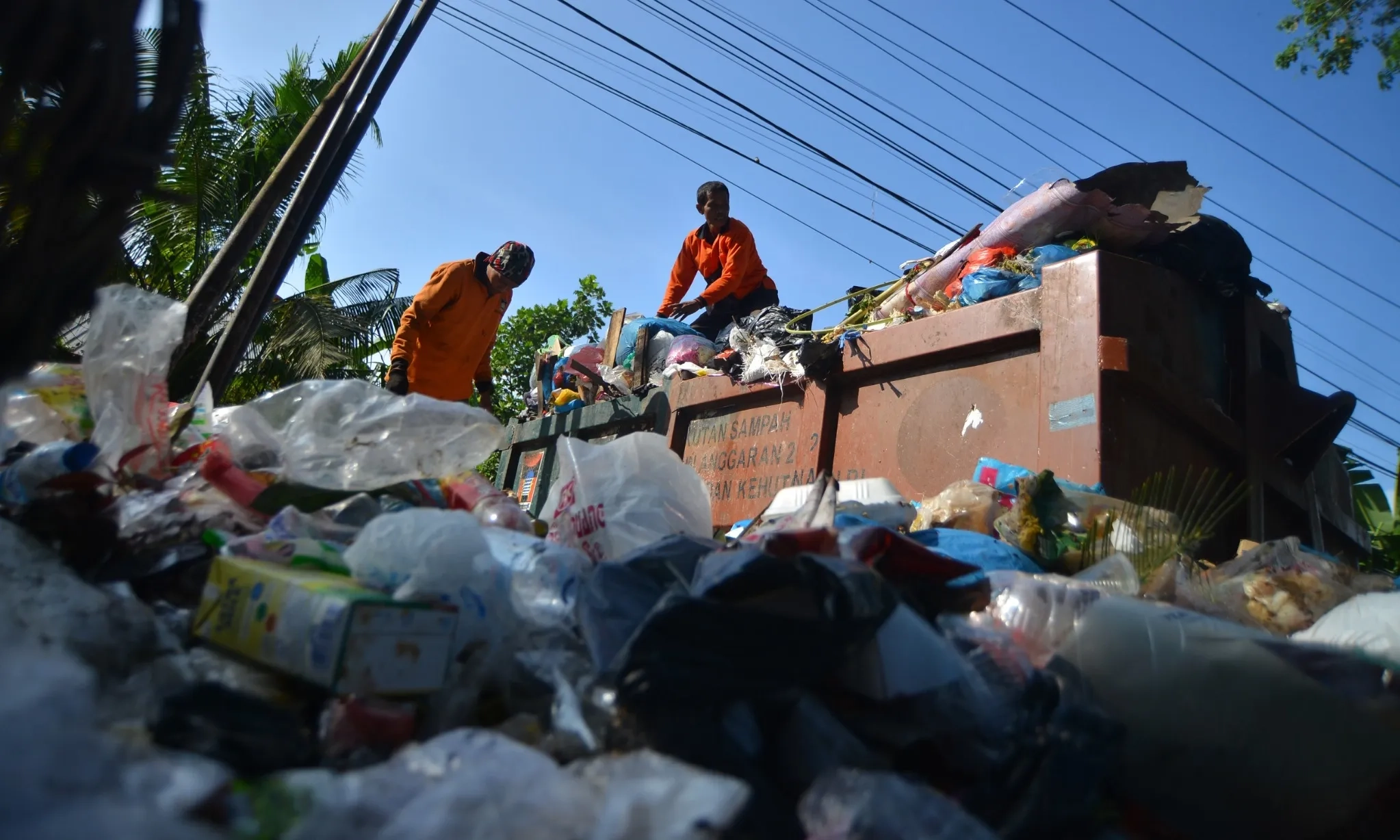 <p>KLH Beri Sanksi Pengelola Pasar Caringin</p>