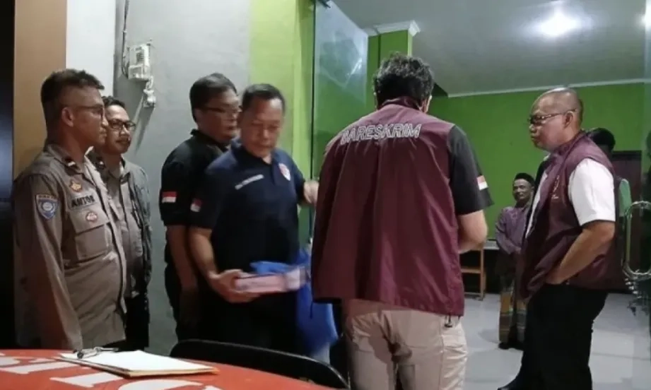 <p>Geledah Kantor Dan Rumah Kades Kohod, Polri Sita Rekening Bank</p>