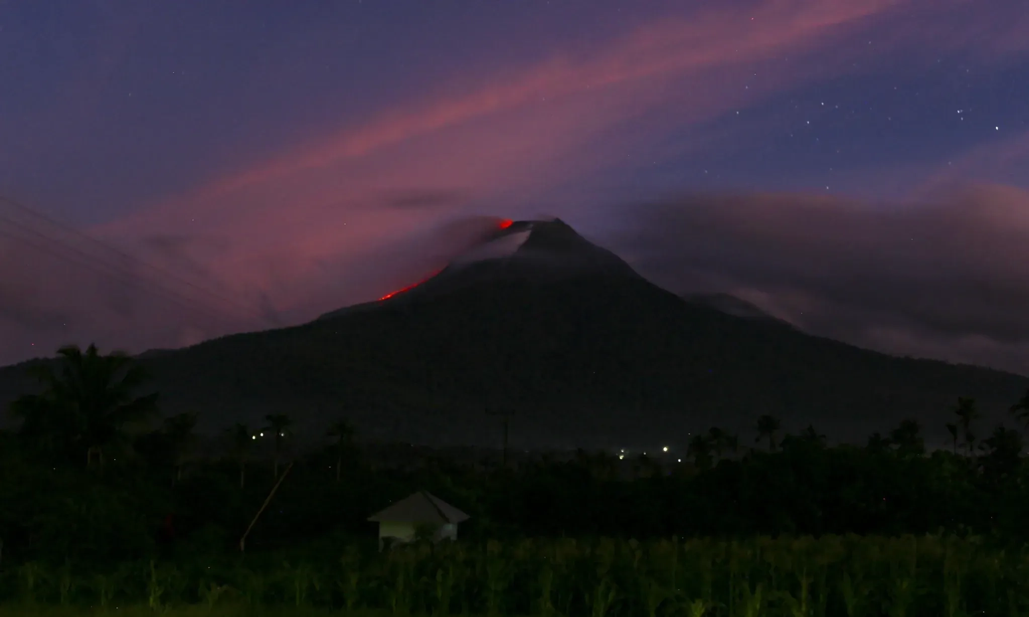 <p>Gunung Lewotobi Laki-laki Kini Berstatus Awas</p>