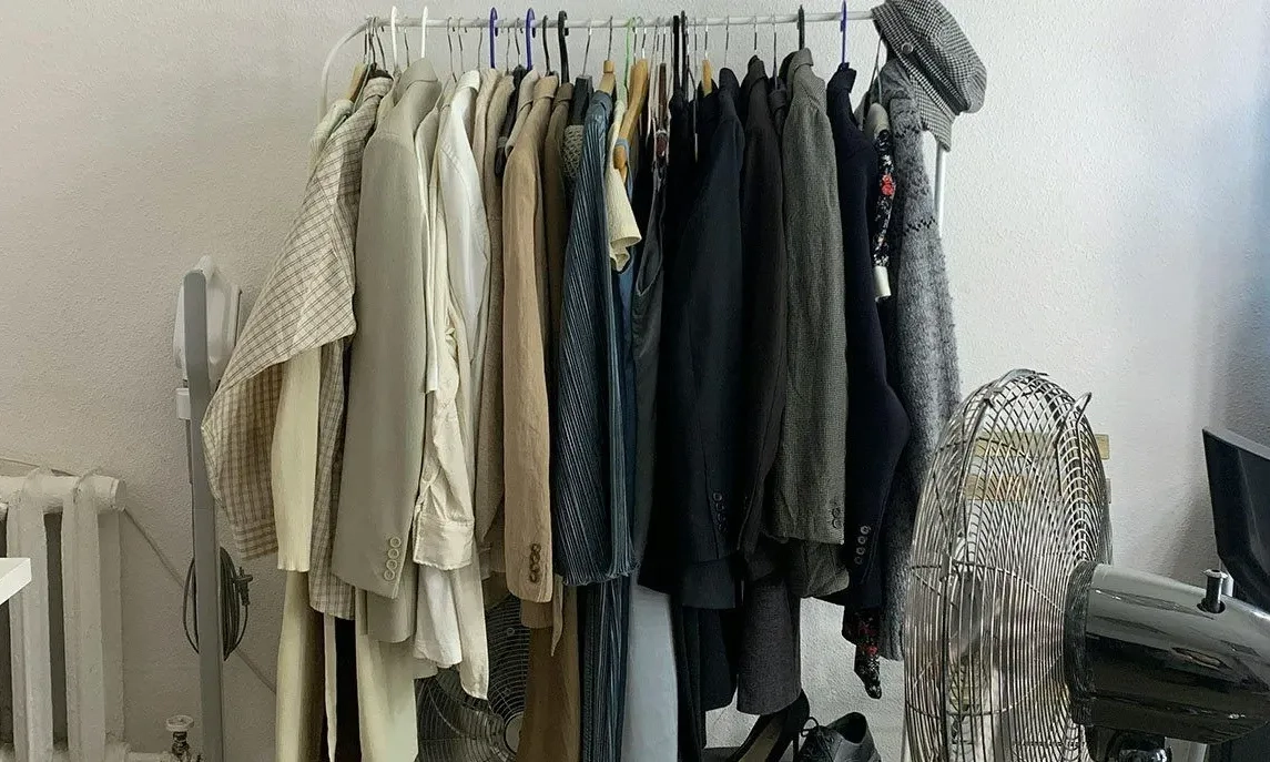 <p>Gunakan Kipas Angin Untuk Hilangkan Bau Apek Pakaian</p>