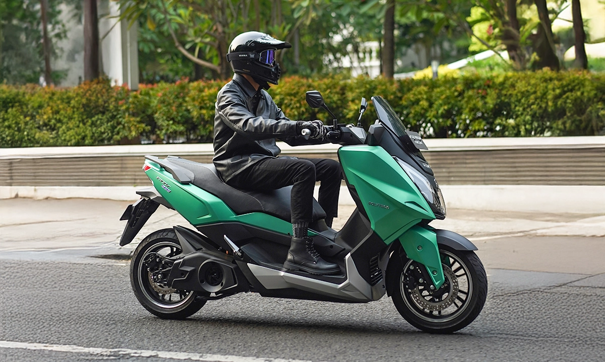 <p>Polytron Hadirkan Test Ride Eksklusif Motor Listrik Fox-500 Di IIMS</p>