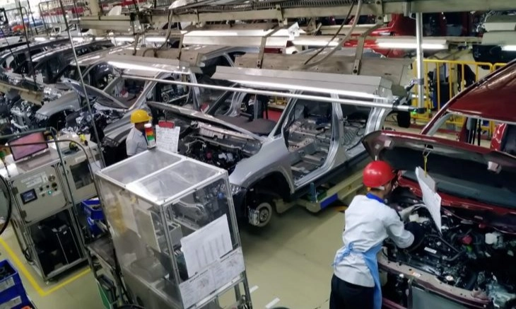 <p>Ekonom: Upaya Dekarbonisasi Industri Otomotif Tak Cuma Elektrifikasi</p>