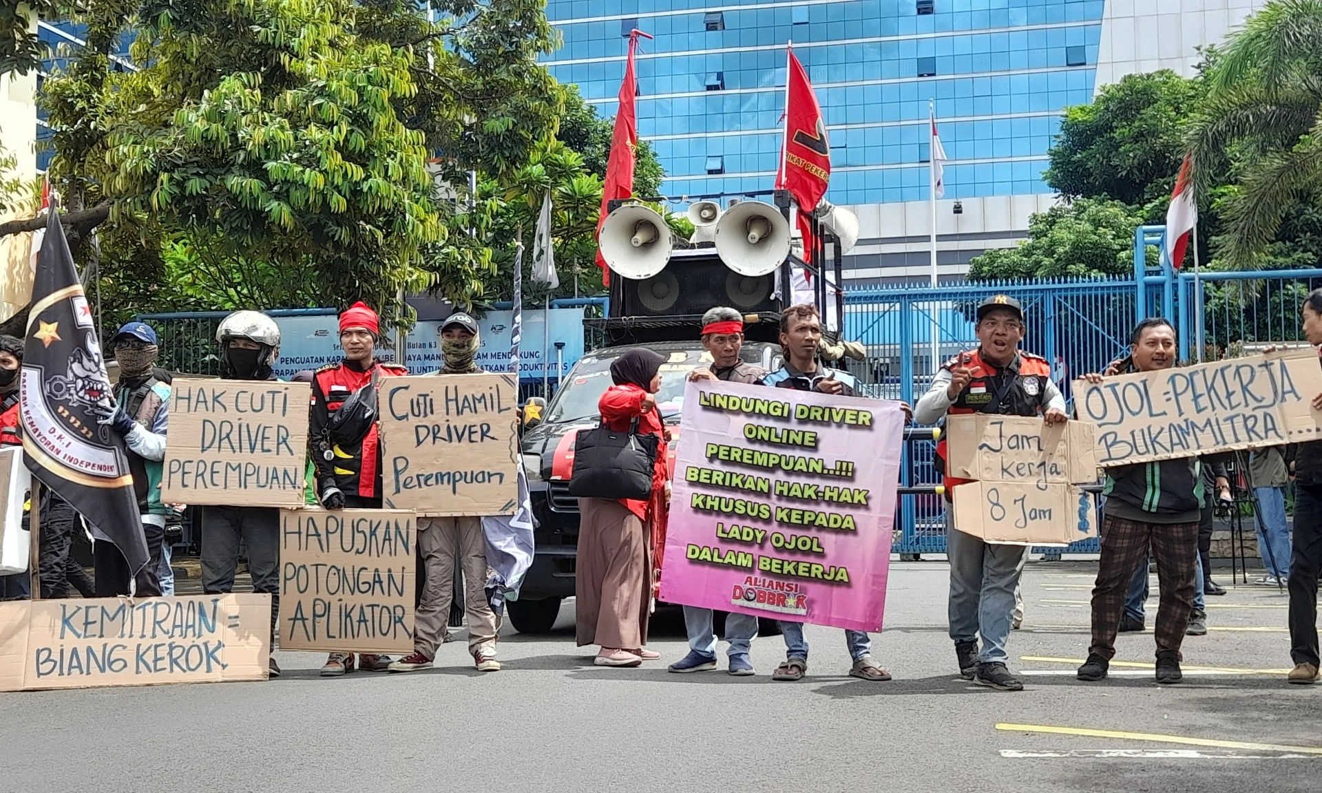 <p>Kemenaker Perjuangkan Status Pekerja Pengemudi Ojol</p>