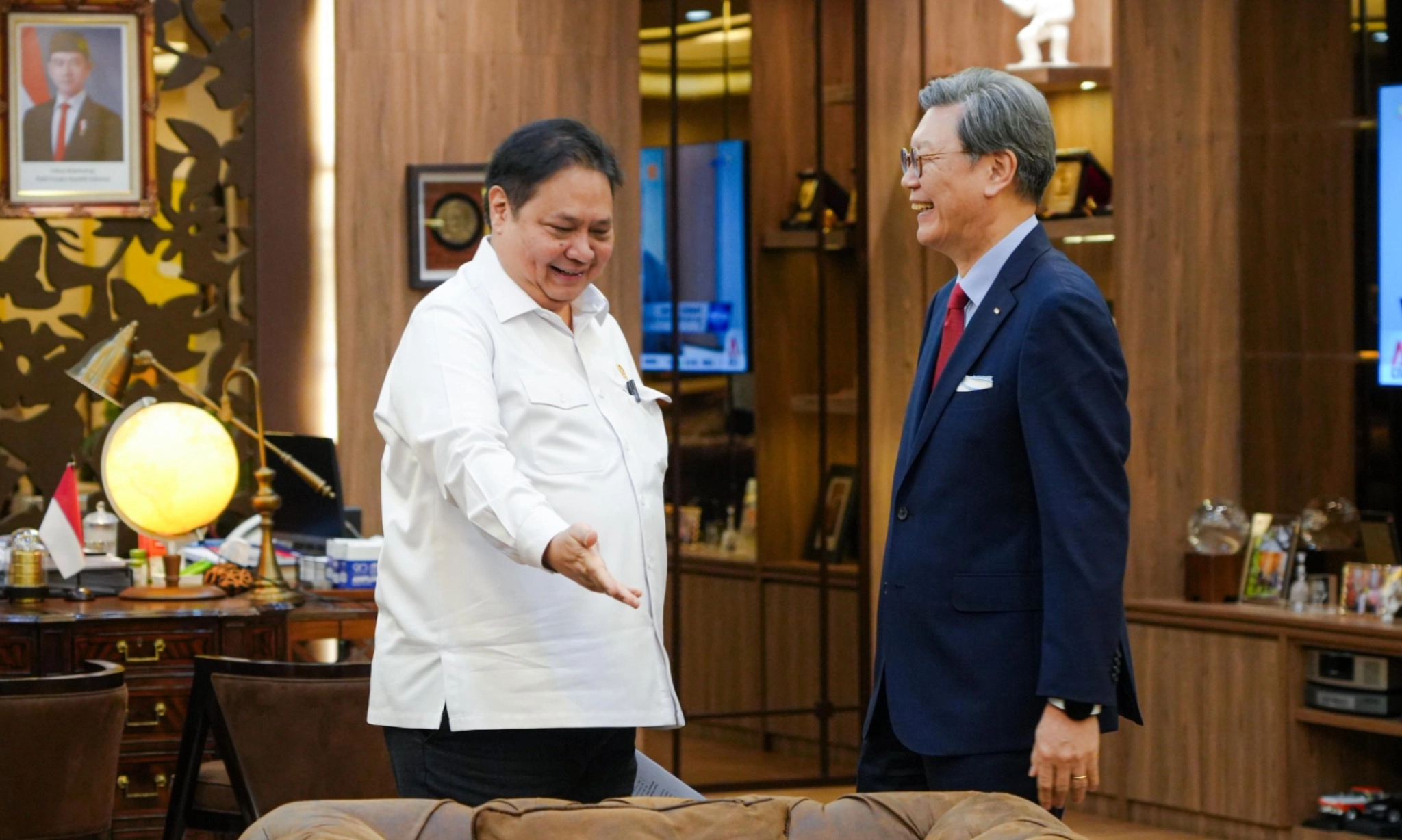 <p id="isPasted">Korsel Lirik Investasi Di Indonesia, Airlangga Tawarkan Mineral Kritis</p>