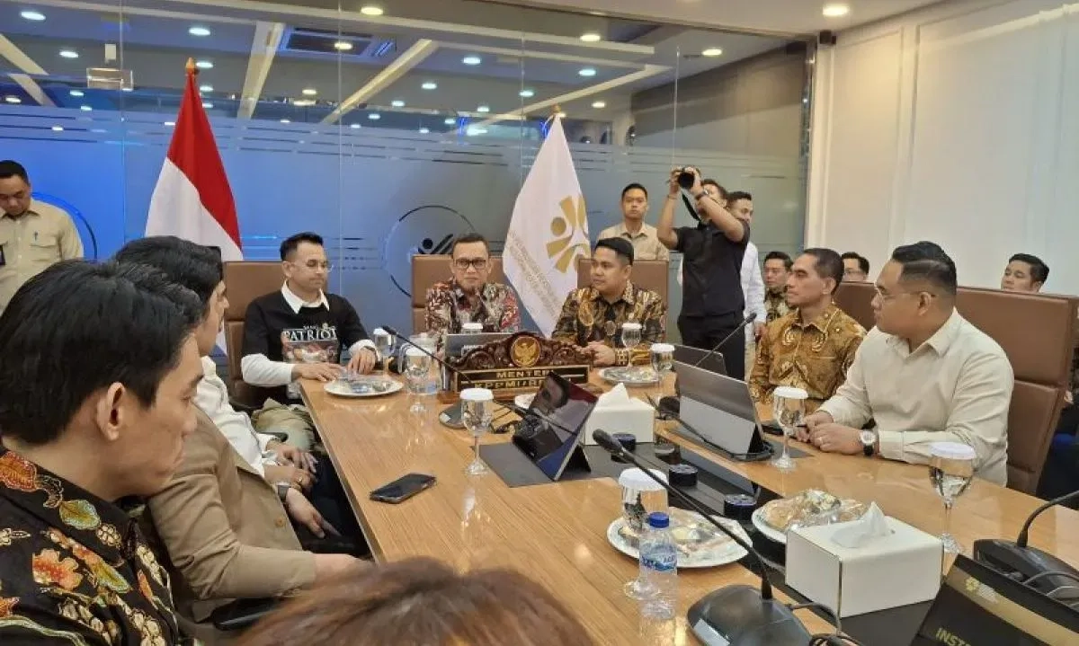 <p>Raffi Ahmad Ajak Bawa Tren #KaburAjaDulu Ke <em id="isPasted">Vibes</em> Positif</p>