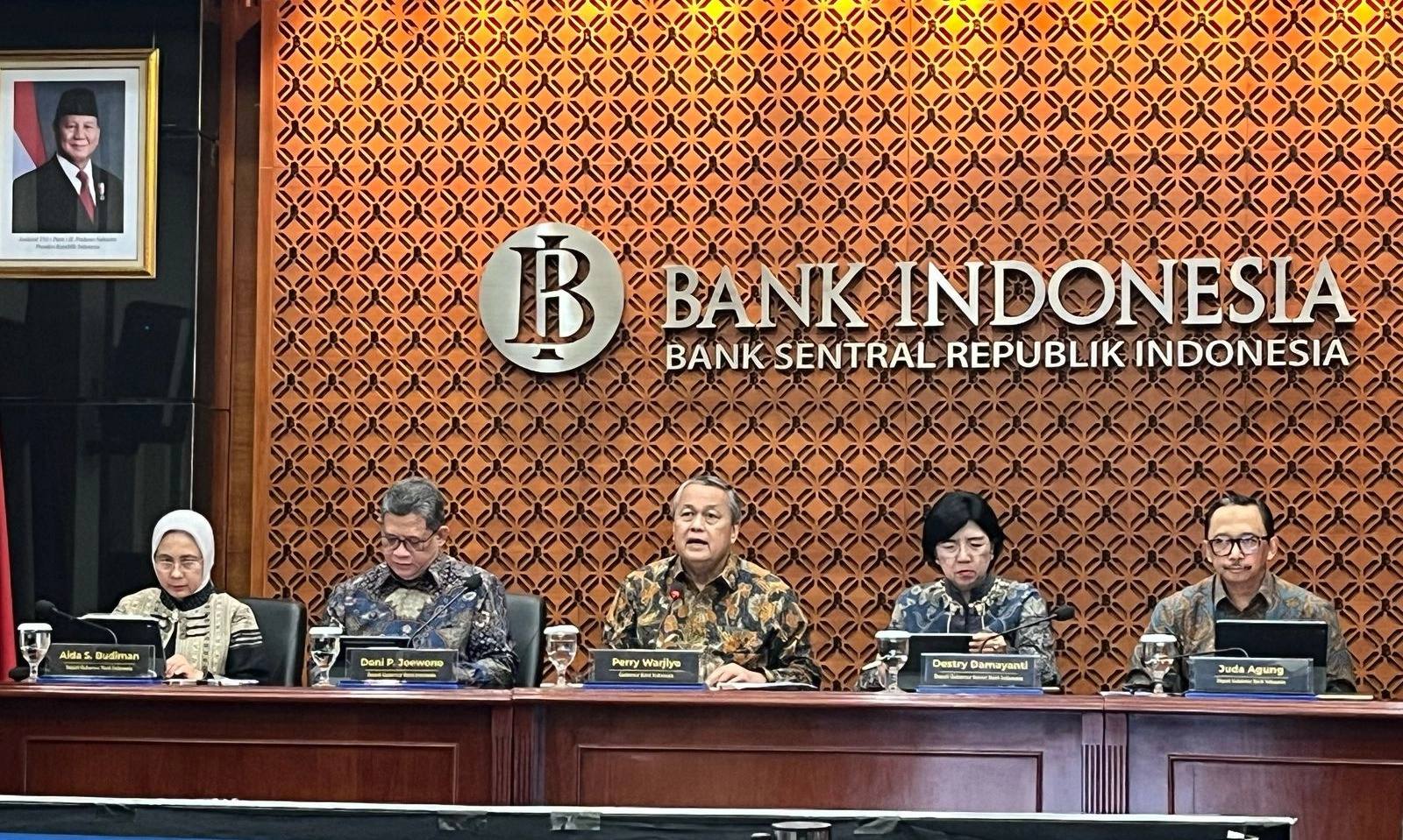 <p id="isPasted">BI Tahan Suku Bunga di Level 5,75% Pada Februari 2025</p>