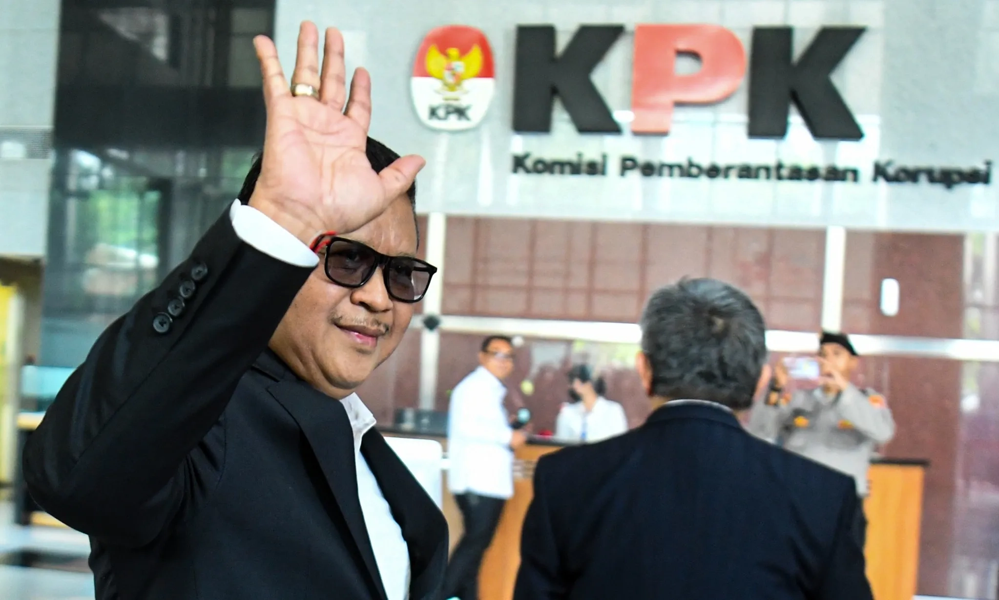 <p>KPK Tahan Sekjen PDIP</p>