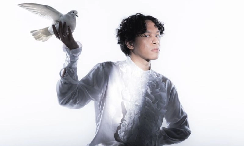 <p>Hindia Rilis <em>Mixtape&nbsp;</em><em>Doves, &#39;25 on Blank Canvas</em></p>