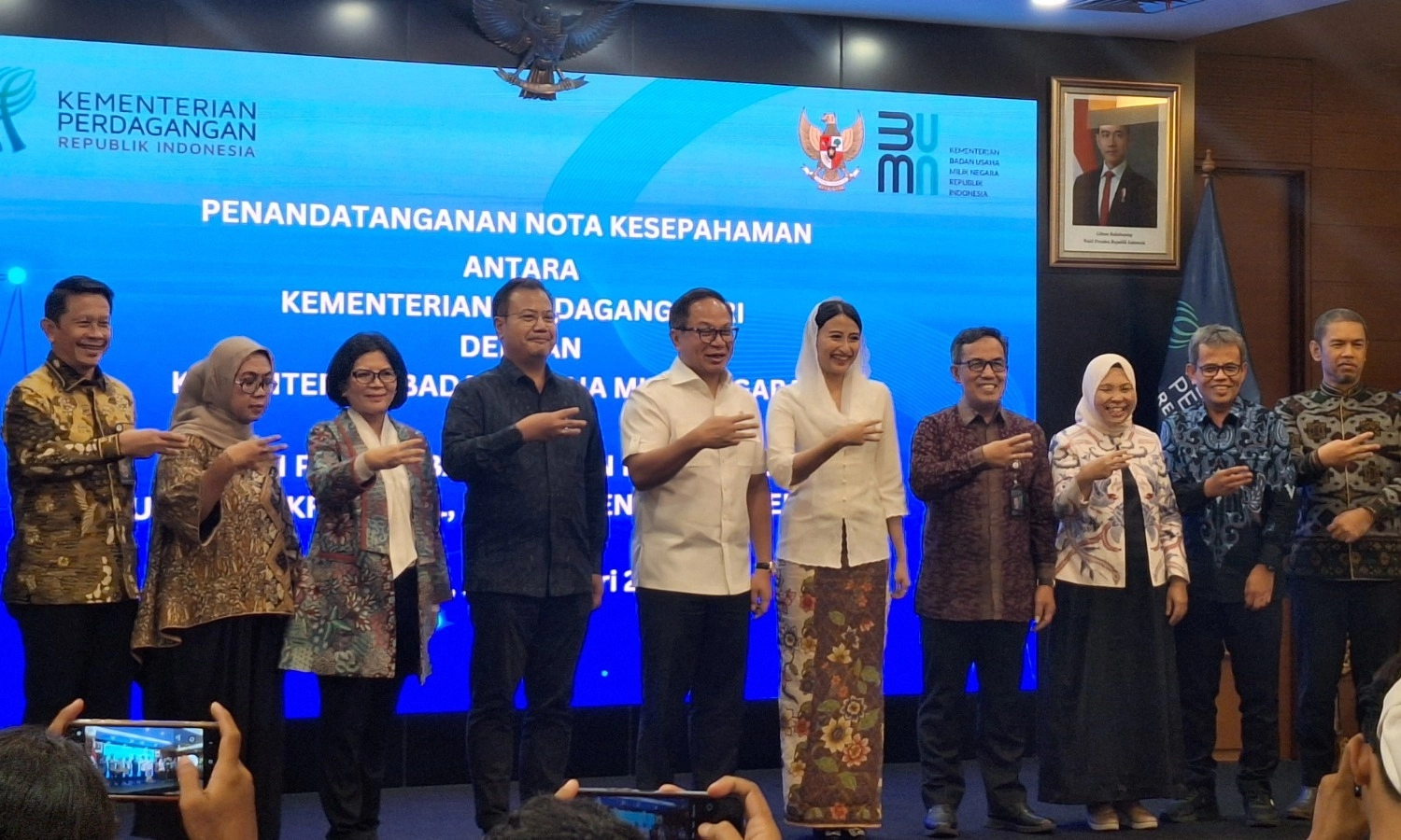 <p id="isPasted">Gandeng BUMN, Kemendag Targetkan Ekspor UMKM 2025 Capai Rp306,6 T</p>