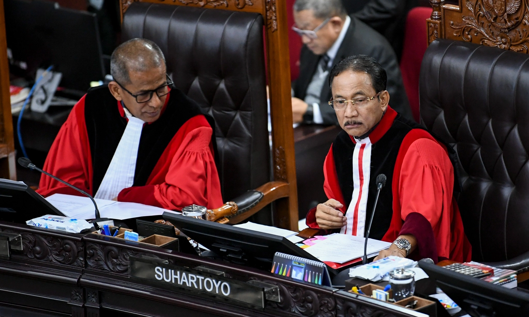 <p>MK Perintahkan KPU Gelar Pemilihan Ulang di 24 Daerah</p>