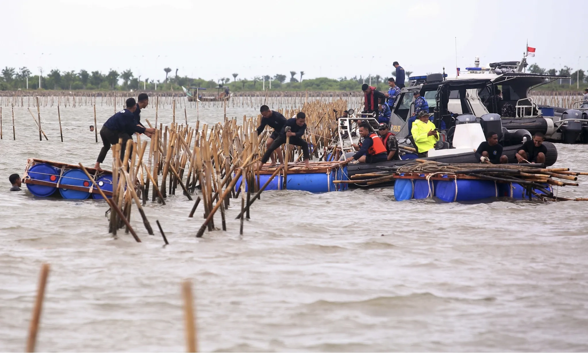 <p>Bareskrim Tahan Kades Kohod Tersangka Pagar Laut Tangerang</p>