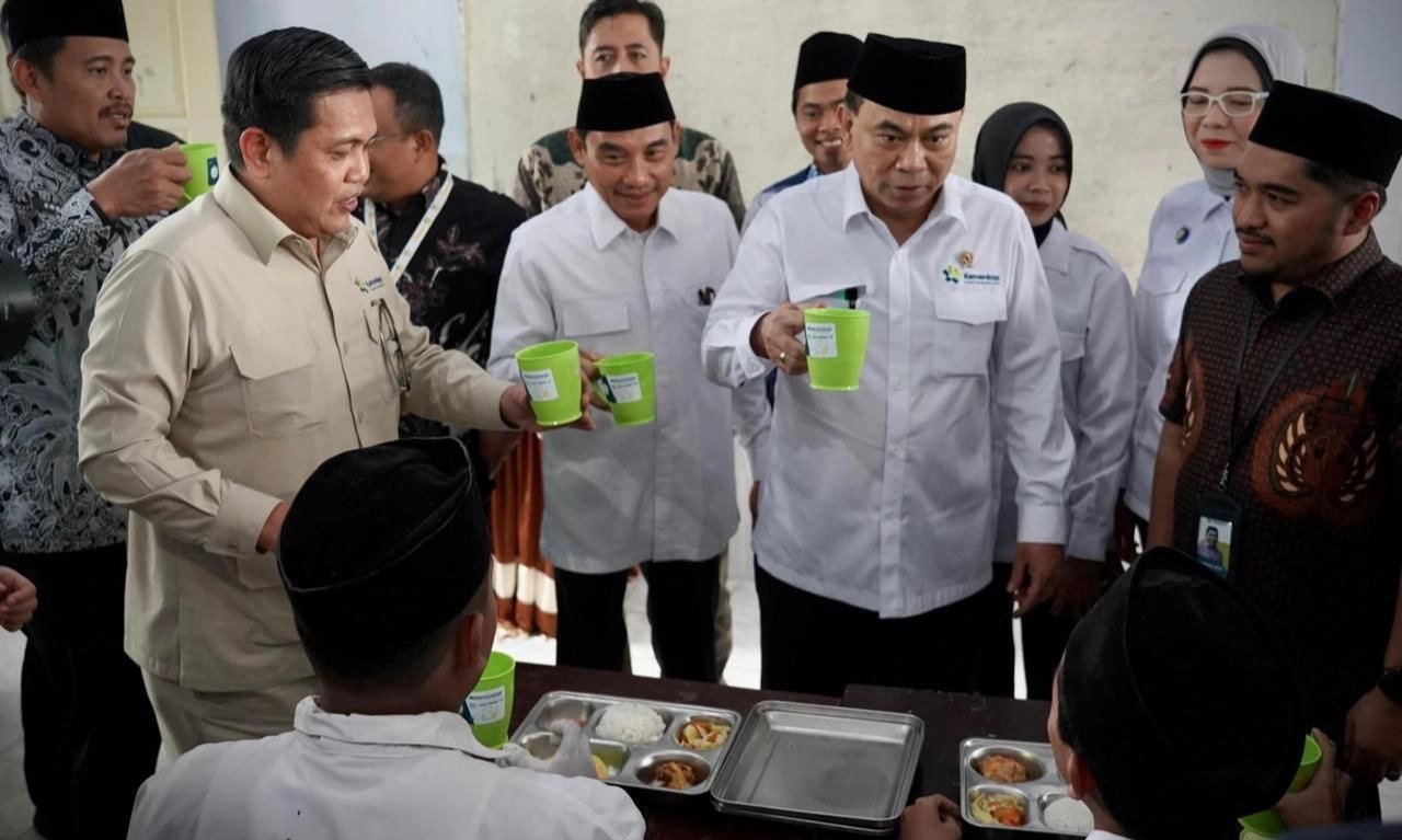 <p id="isPasted">Kemenkop Salurkan Susu Pasteurisasi Untuk Program MBG</p>