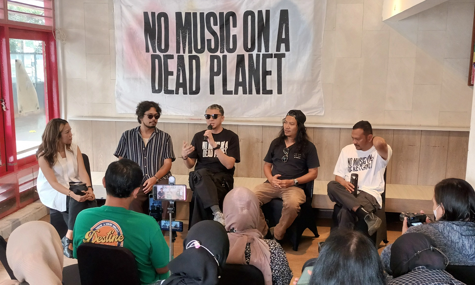 <p id="isPasted">Bagaimana Musisi Membayar Dampak Lingkungan Dari Praktik Industri Musik?</p><p><br></p>