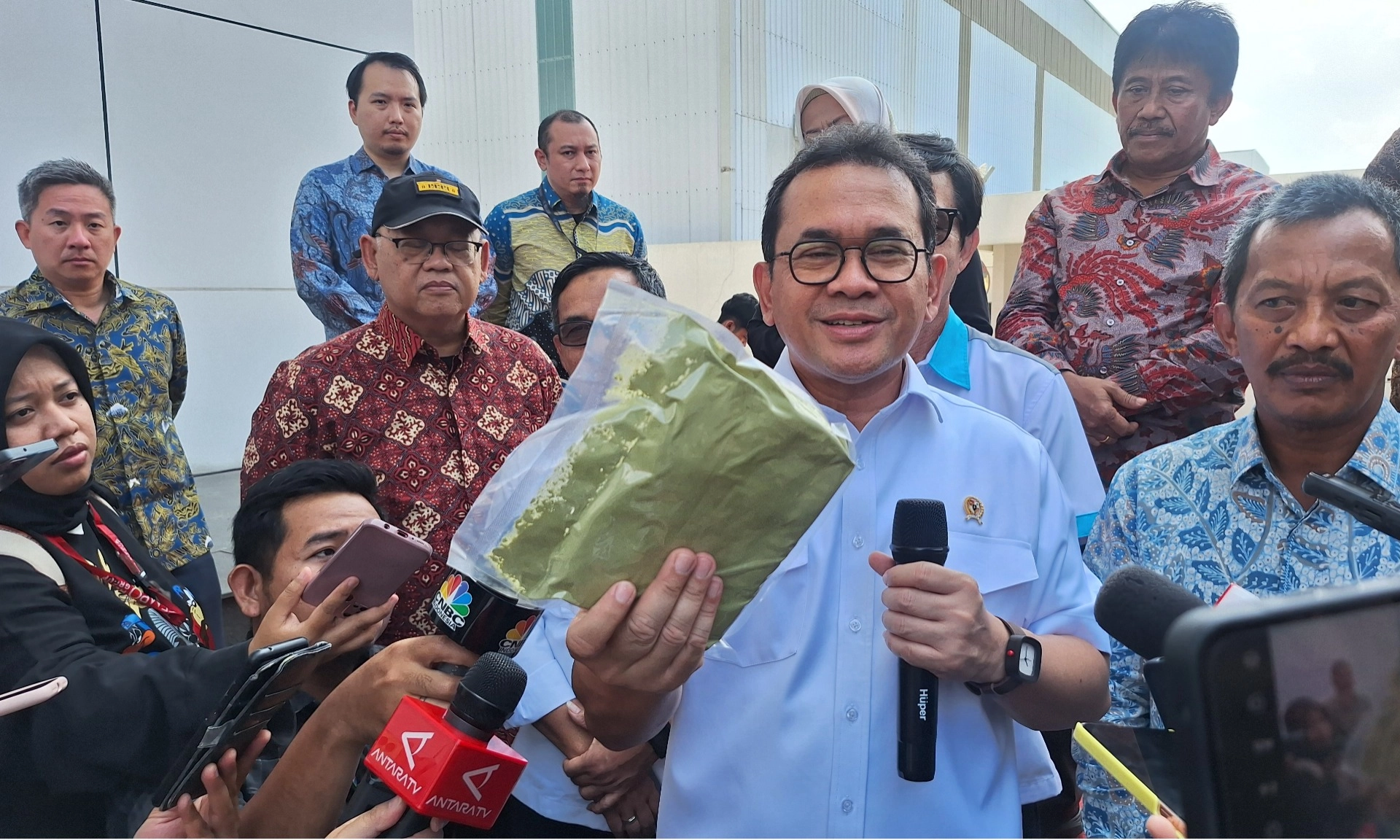 <p id="isPasted">Indonesia Perdana Ekspor Kratom Bubuk 351 ton ke Eropa dan Amerika</p>