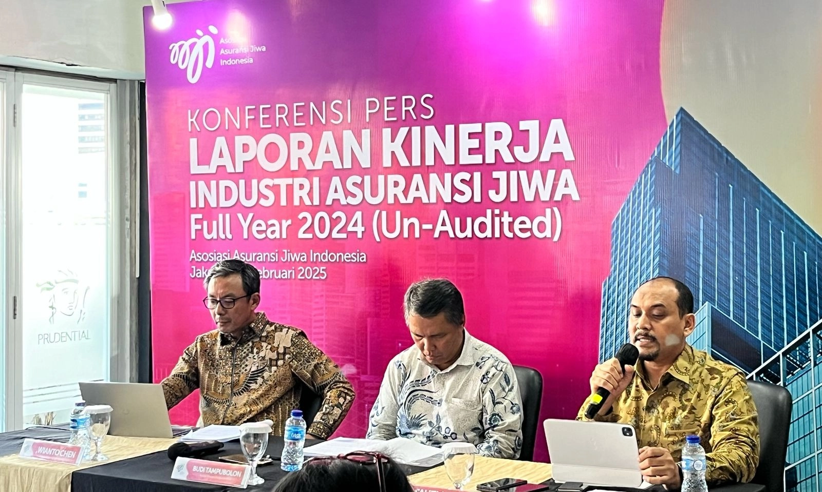 <p id="isPasted">Naik 4,3%, Pendapatan Premi Asuransi Jiwa Capai Rp185,39 Triliun</p>