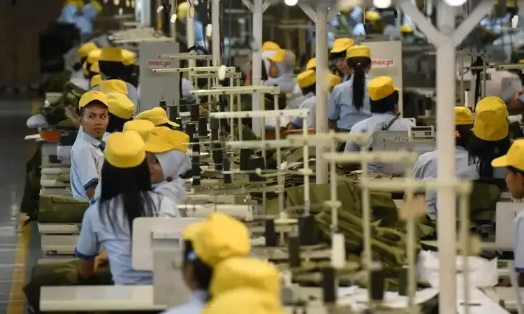 <p id="isPasted">Industri Tekstil Masih Dihantam Tekanan Hingga Timbulkan Gelombang PHK</p>