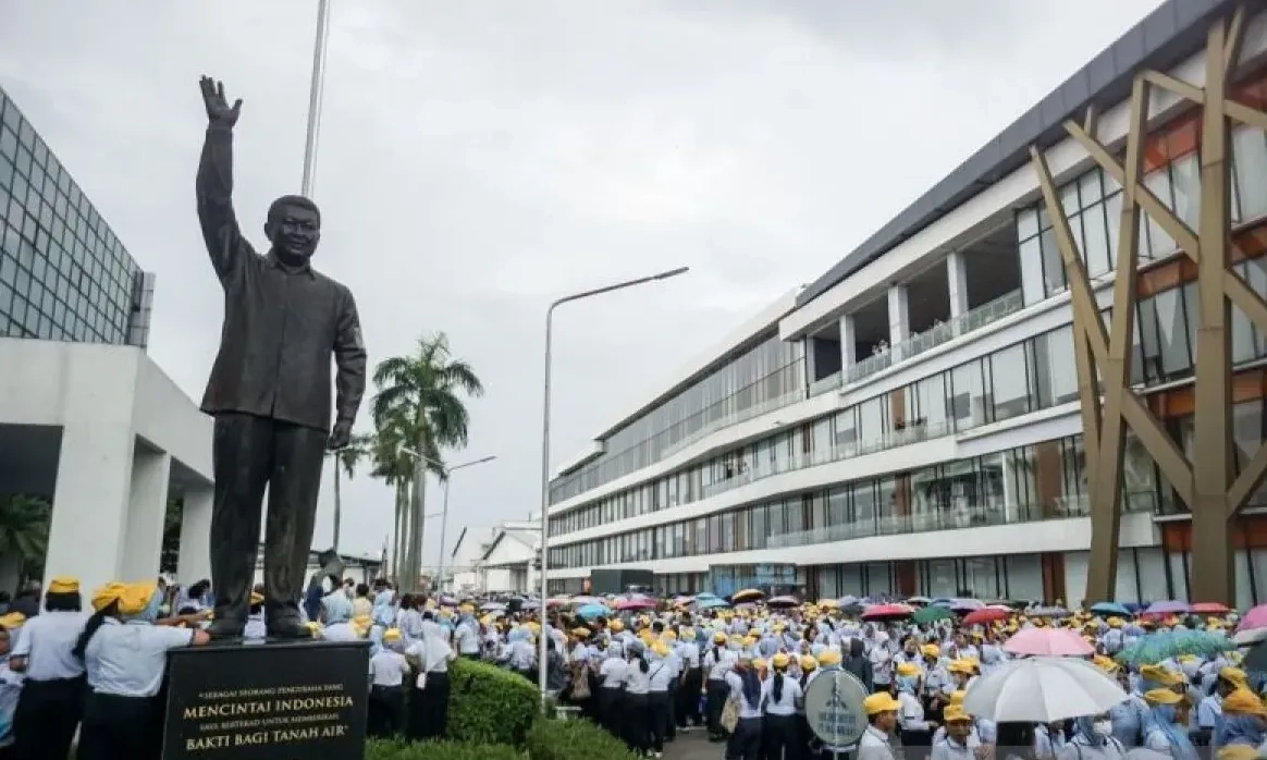 <p>Kena PHK Sebelum Ramadan, Pekerja Sritex Curiga Kurator Ogah Bayar THR</p>