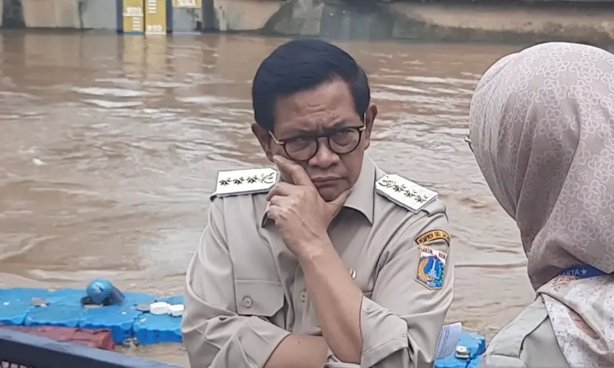<p>Atasi Banjir, DKI Diminta Keruk Seluruh Sungai</p>