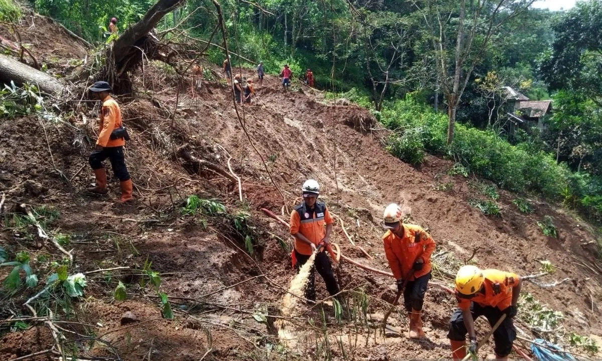 <p>4 Hilang 5 Meninggal Akibat Banjir Sukabumi</p>