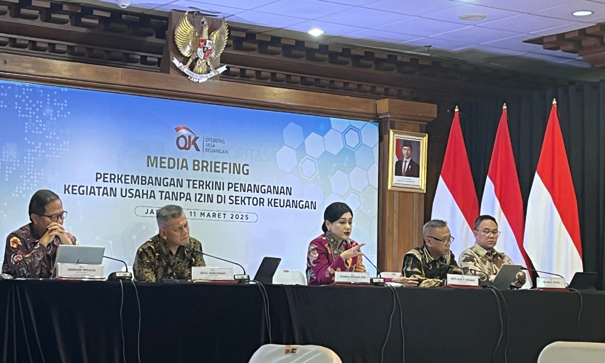 <p id="isPasted">Siap-siap, OJK Bakal Atur <em>Influencer</em> Keuangan Wajib Tersertifikasi</p>