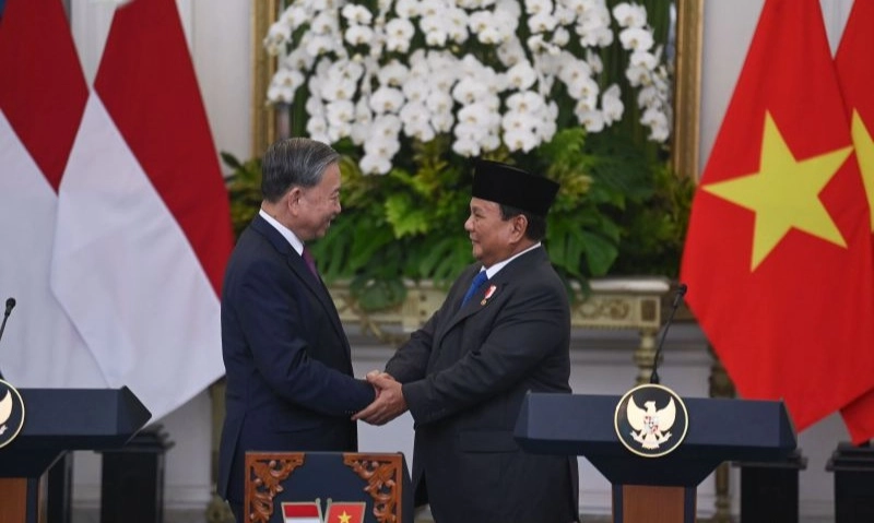 <p id="isPasted">RI-Vietnam Perkuat Kerja Sama Dari SPKLU Hingga Vaksin Hewan</p>