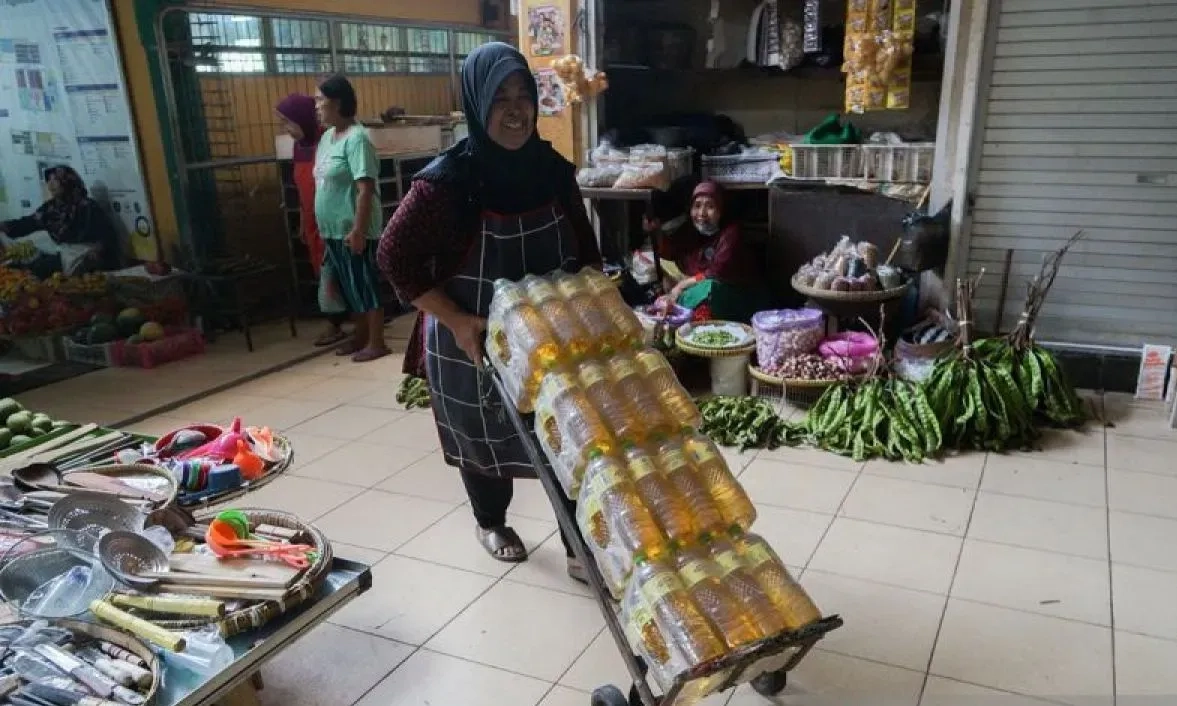 <p>MinyaKita Banyak Masalah, Asosiasi Pedagang Pasar Tuding Menko Zulhas</p>