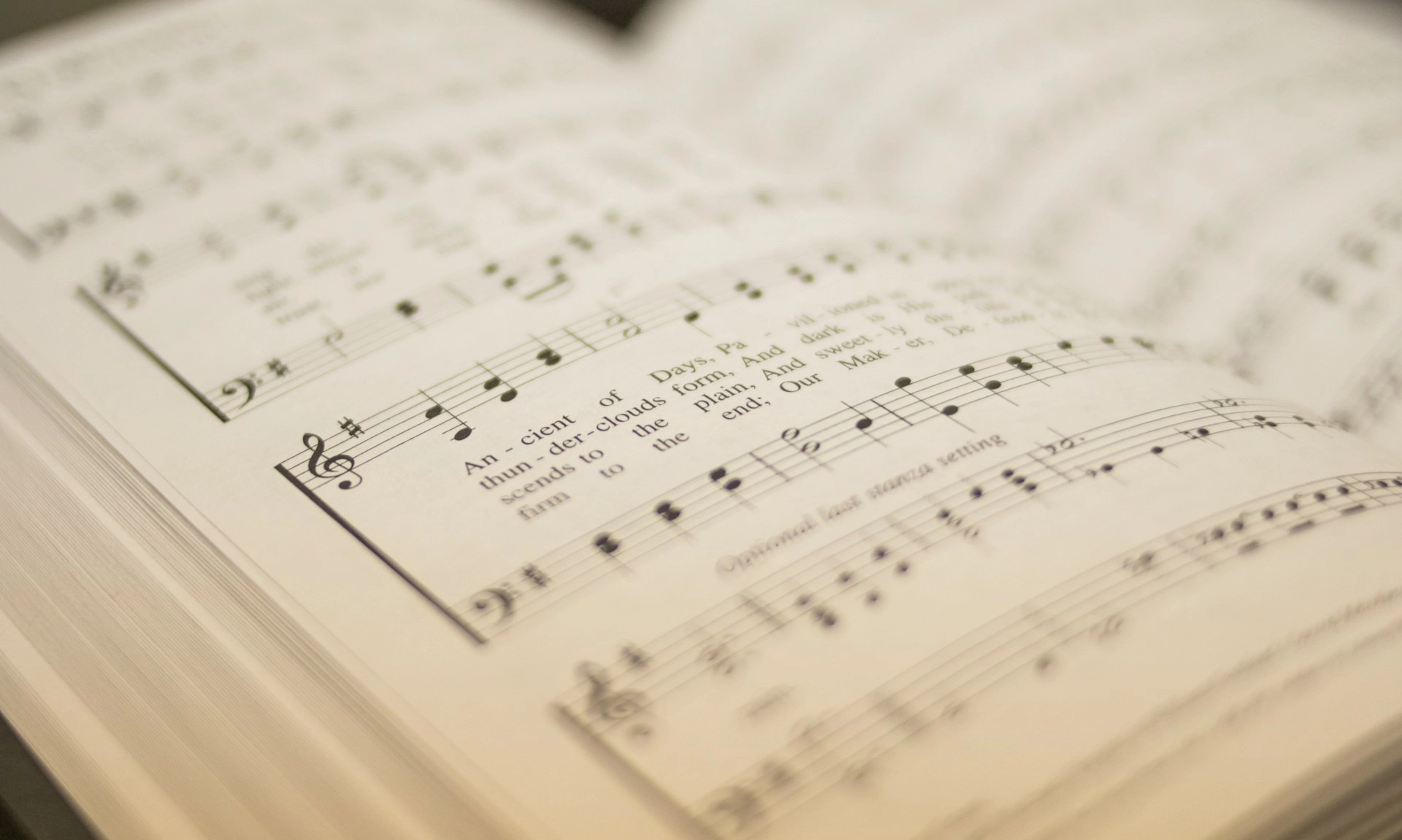 <p>Para Penyanyi Ajukan Uji Materi 5 Pasal UU Hak Cipta ke MK</p>