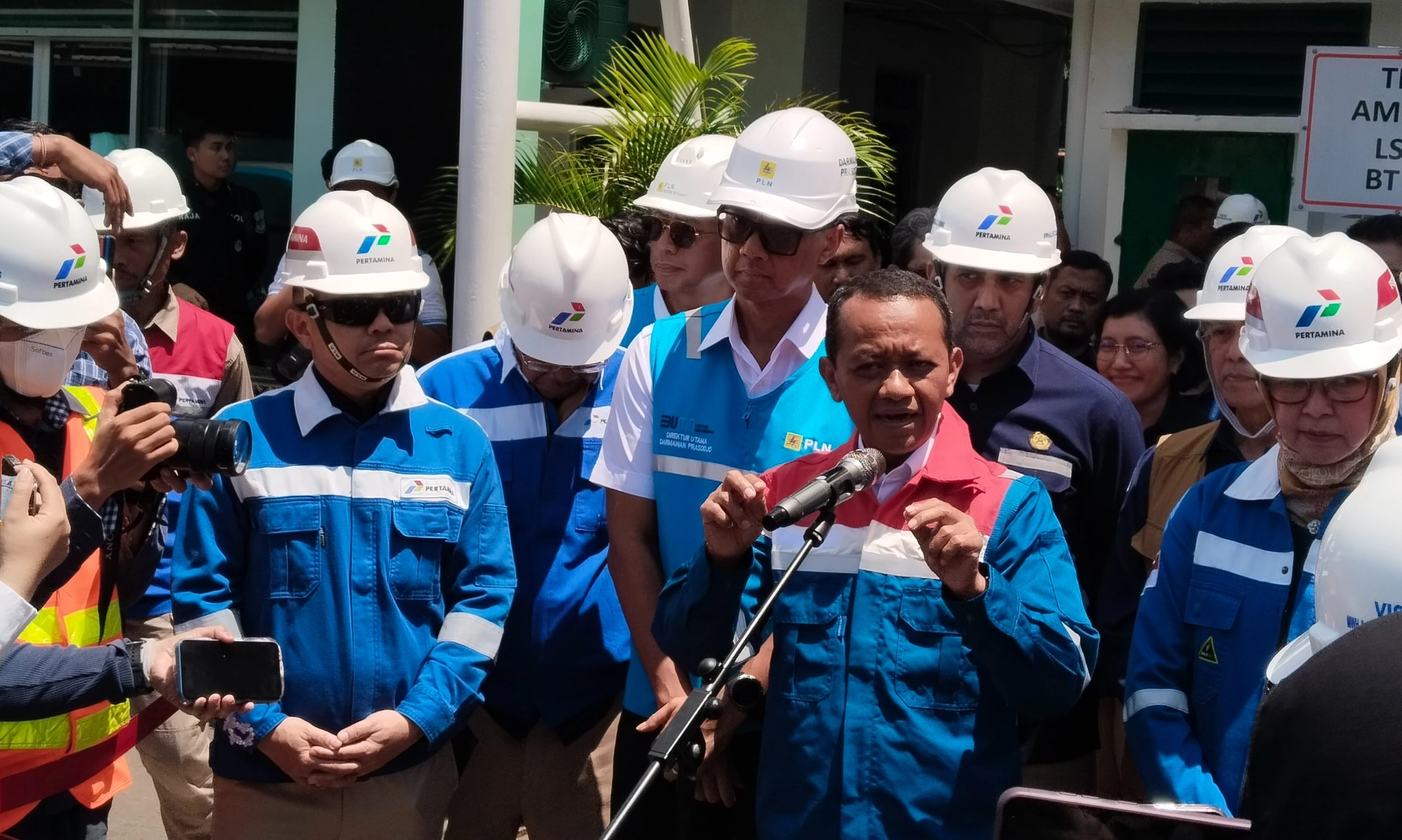 <p>Berat Kurang, Bahlil Akan Timbang LPG 3 Kg Sebelum Diangkut Ke Agen</p>