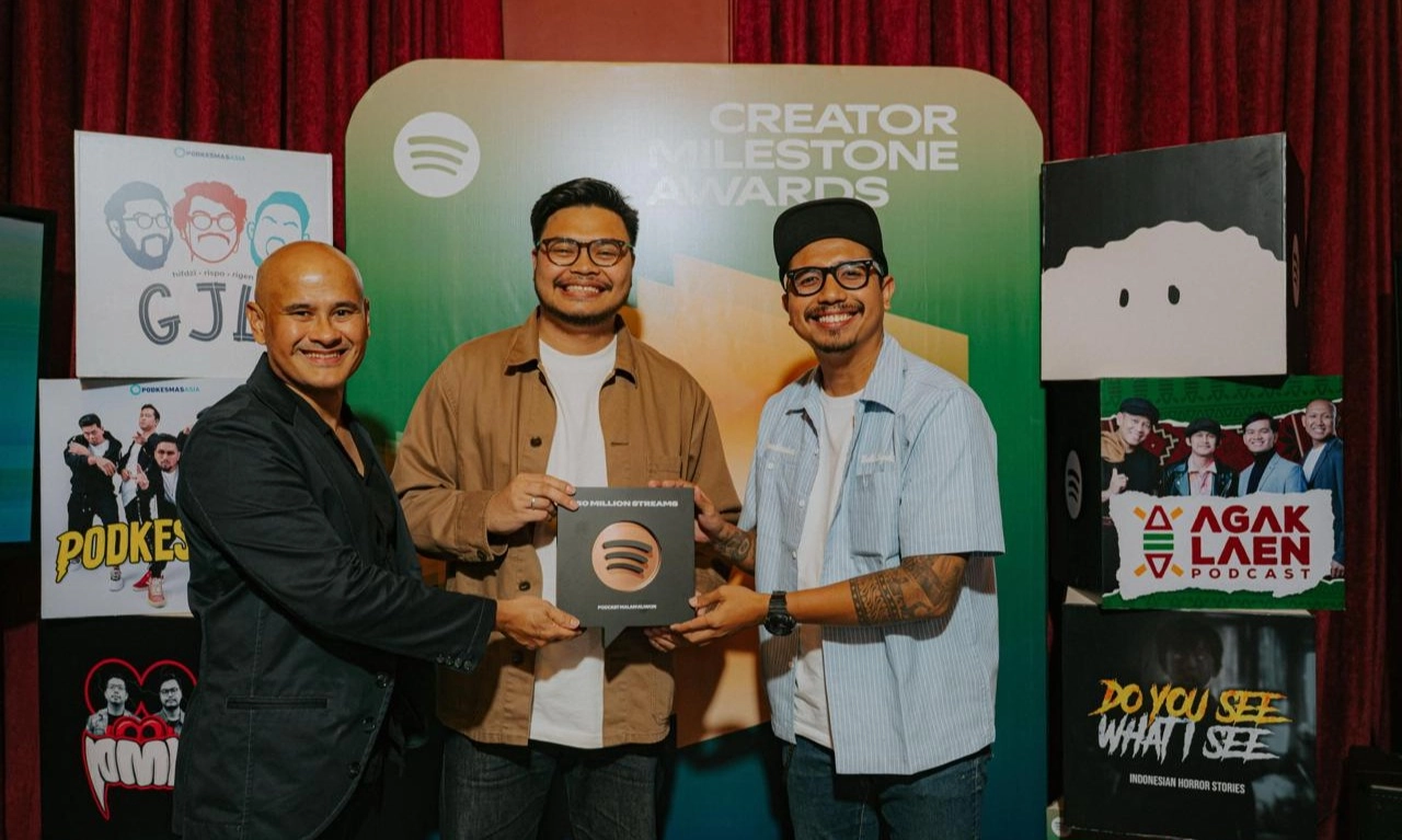 <p>Podcast <em>AGAK LAEN!</em> Hingga <em>Rintik Sedu</em> Terima Creator Milestone Award </p>
